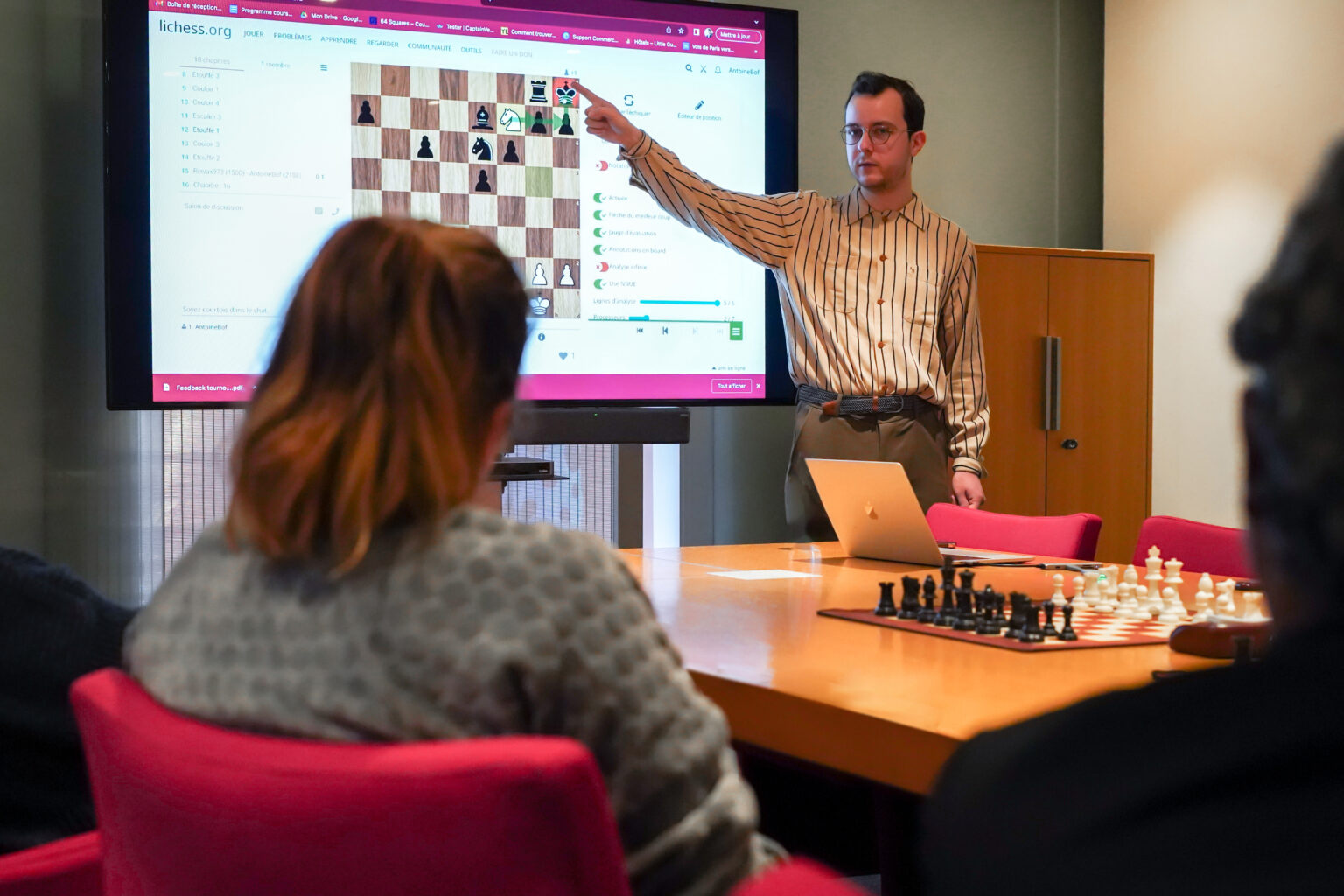 Antoine Beaufils anime un cours d'échecs en entreprise devant un écran