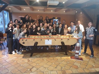 Photo de groupe après un tournoi d'échecs en entreprise