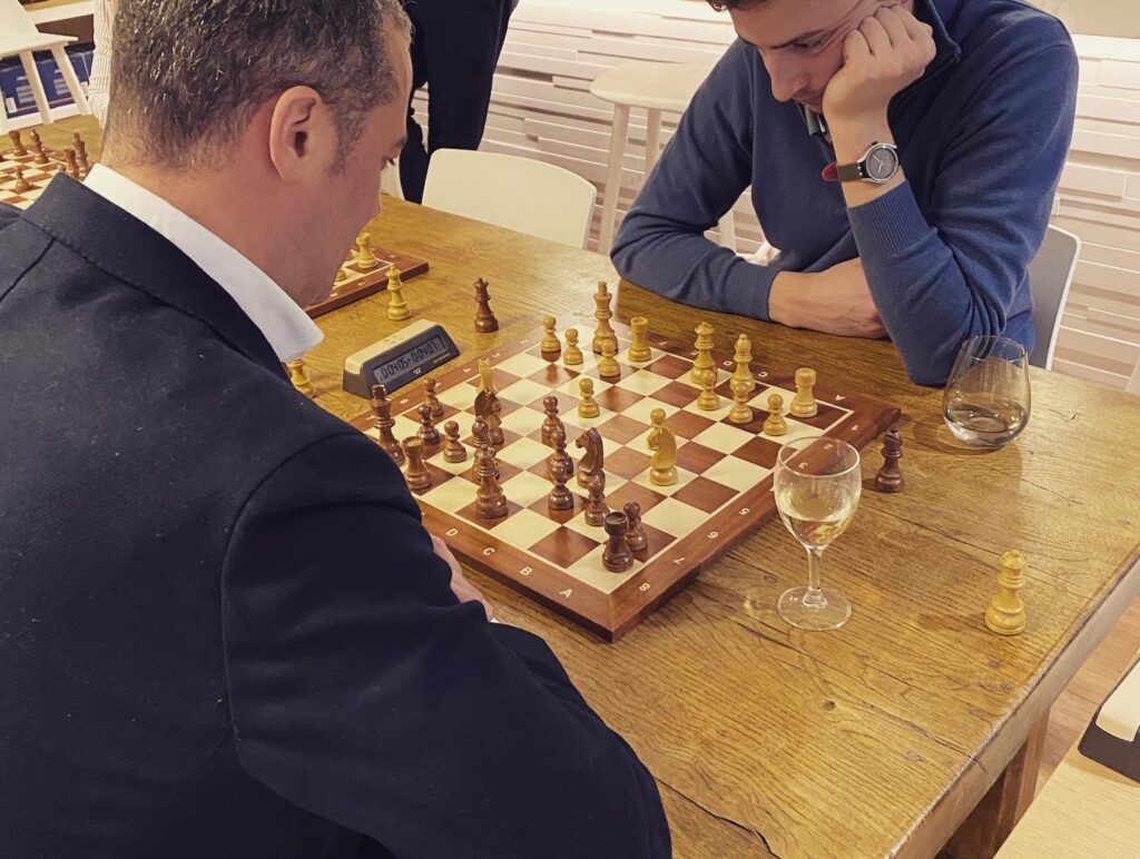 Partie d'échecs pendant un tournoi en entreprise