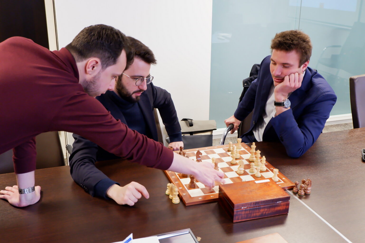 Antoine Beaufils, fondateur de 64 Squares, accompagne des collaborateurs pendant une partie