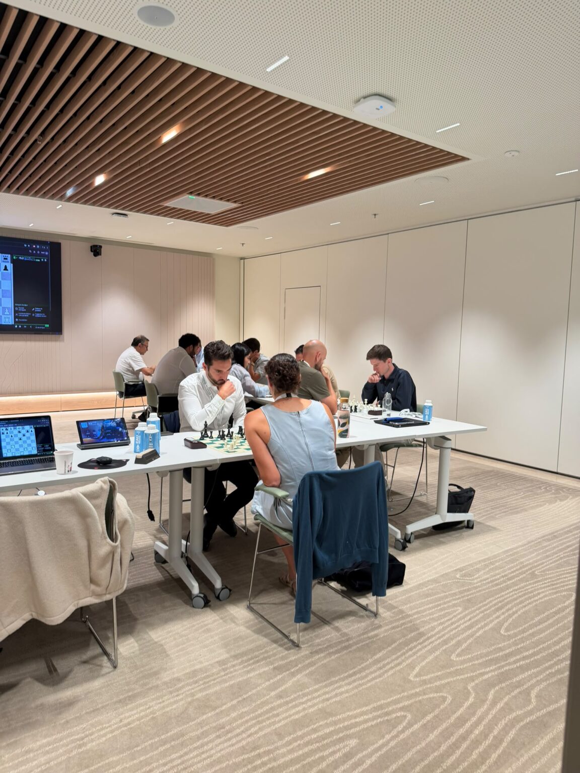 Partie d'échecs entre collaborateurs pendant le bootcamp Groupama