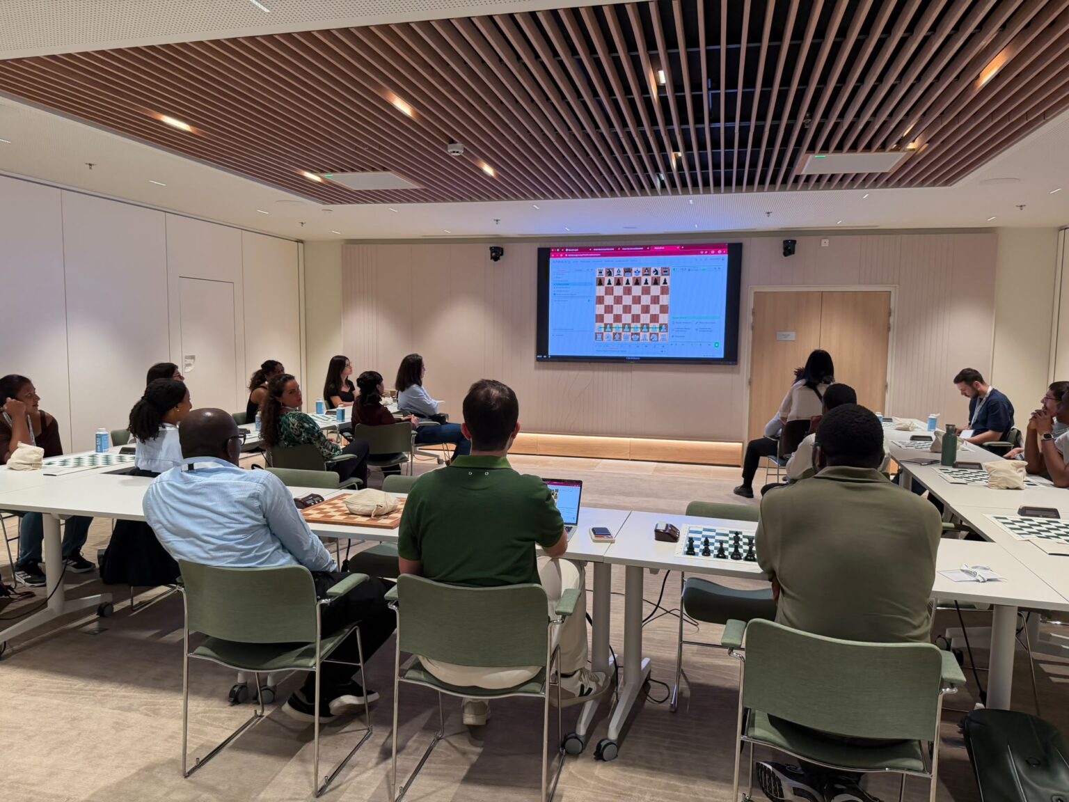 Collaborateurs de Groupama en cours d'échecs, une position projetée à l'écran
