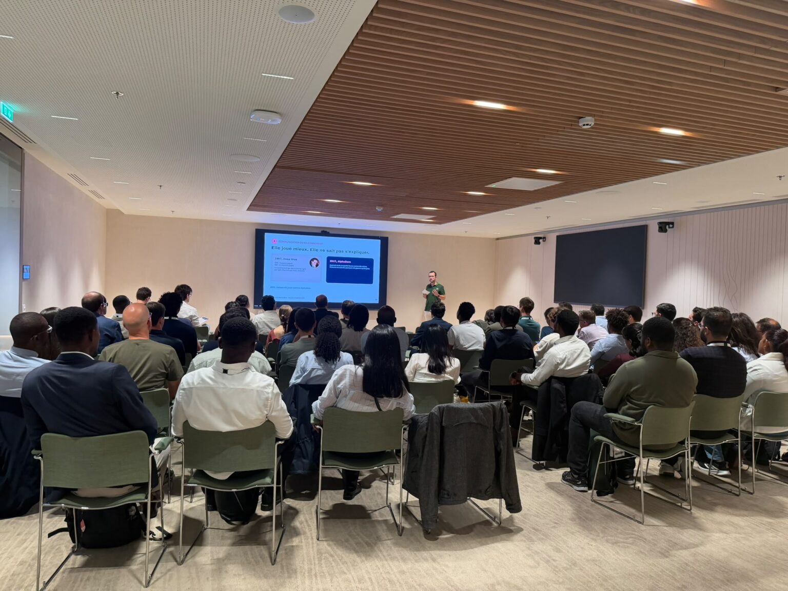 Conférence échecs devant une salle comble